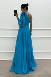 Abendkleid mit einem Ärmel und Schulterdetail